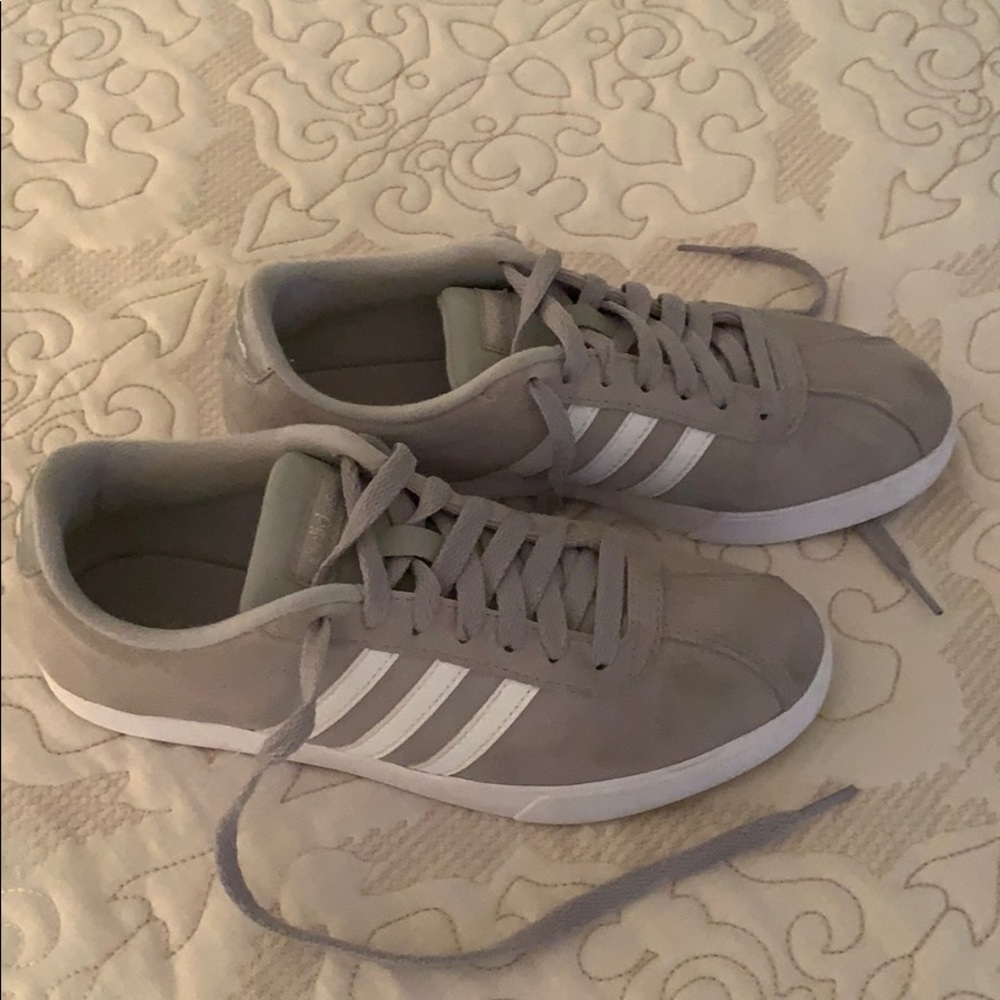 Woman’s Adidas courtset shoes